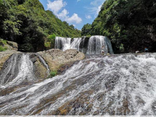 树海瀑布隐藏在树海里的瀑布奇观